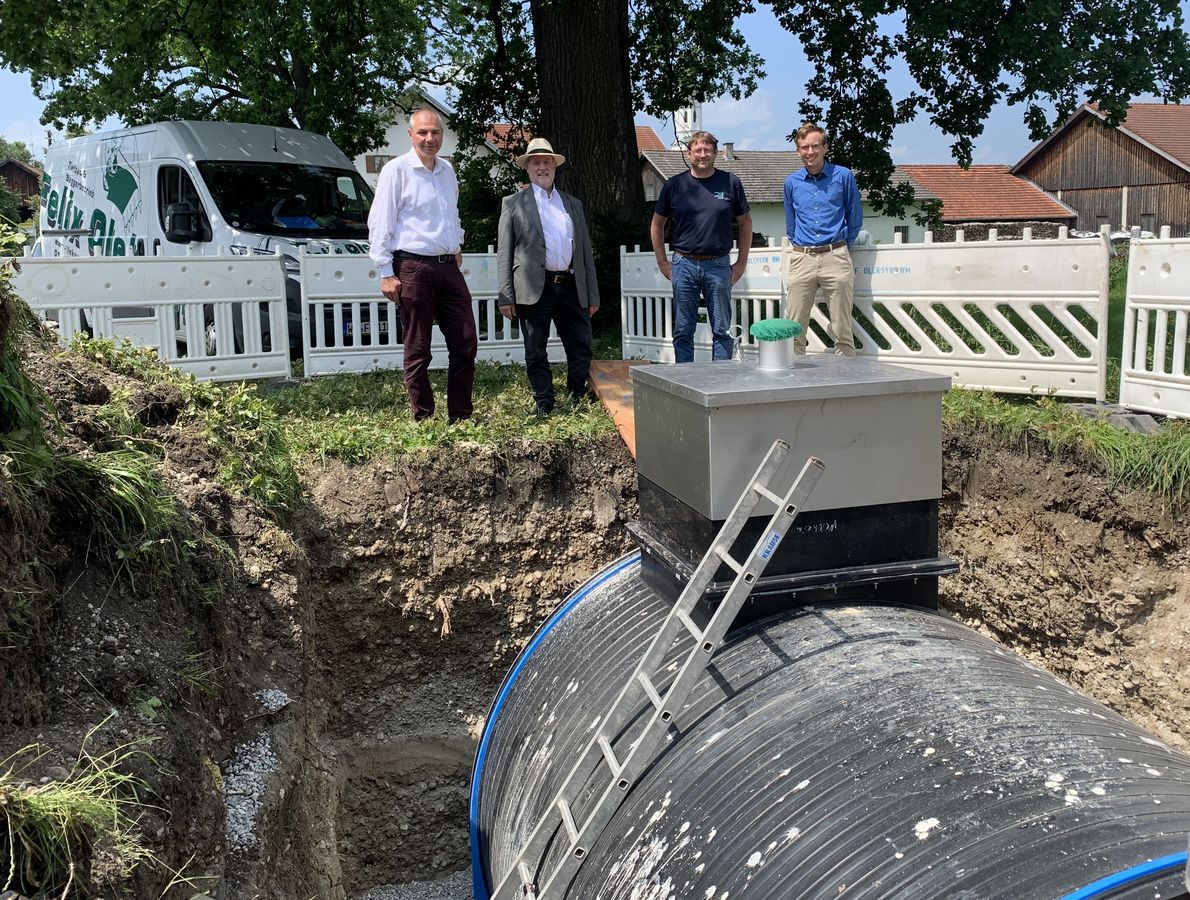 Der neue Trinkwasser-Übergabeschacht für die Notversorgung Weilheim-Wielenbach ist gesetzt.